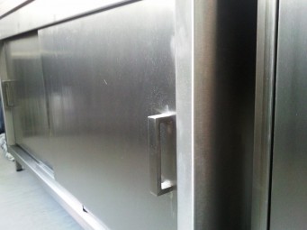 inox saválló tolóajtós pult nagykonyhai szekrény